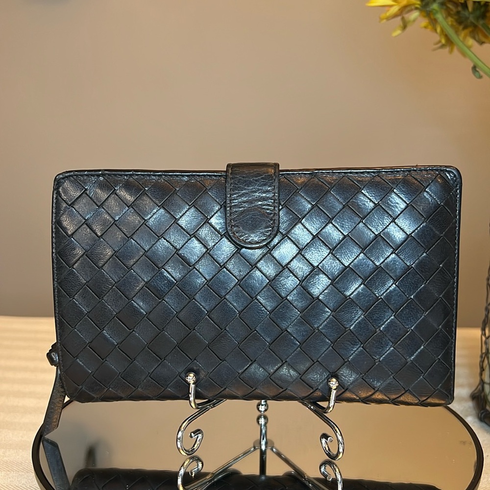 BOTTEGA VENETA Intrecciato Black Kisslock Wallet with Zipper Compartment